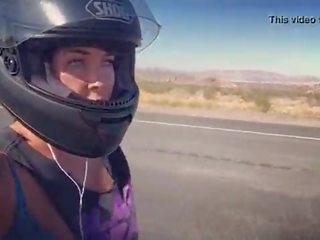 Felicity feline motorcycle femme fatale pagsakay aprilia sa bra