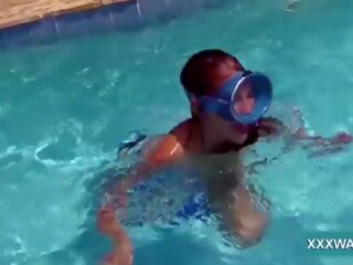 Swell brunett streetwalker godis swims underwater