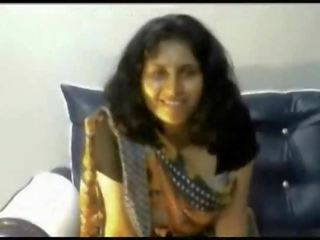 Desi indian tineri femeie stripping în saree pe camera web arată bigtits