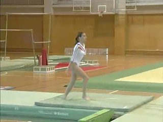 Claudia - bez trička gymnastics